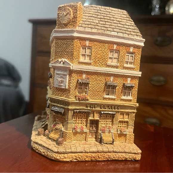 "Ye Grapes Tavern Shepherd Market" by the David Winter Collection - Picture 3 of 6